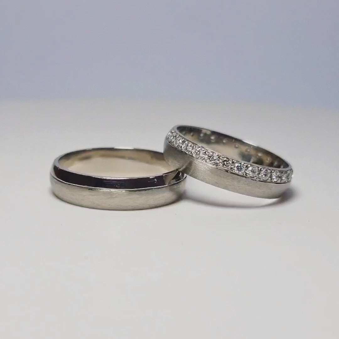 ENDLOS: Argollas de Matrimonio en Oro Blanco 18 kilates + 30  brillantes de 1,5 mm y satinado